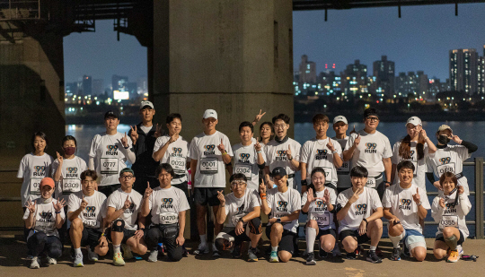 션의 번개런 제안에 모인 참가자들이 99런 미션 완료 후 기념촬영을 하고 있다. 삼양그룹 제공
